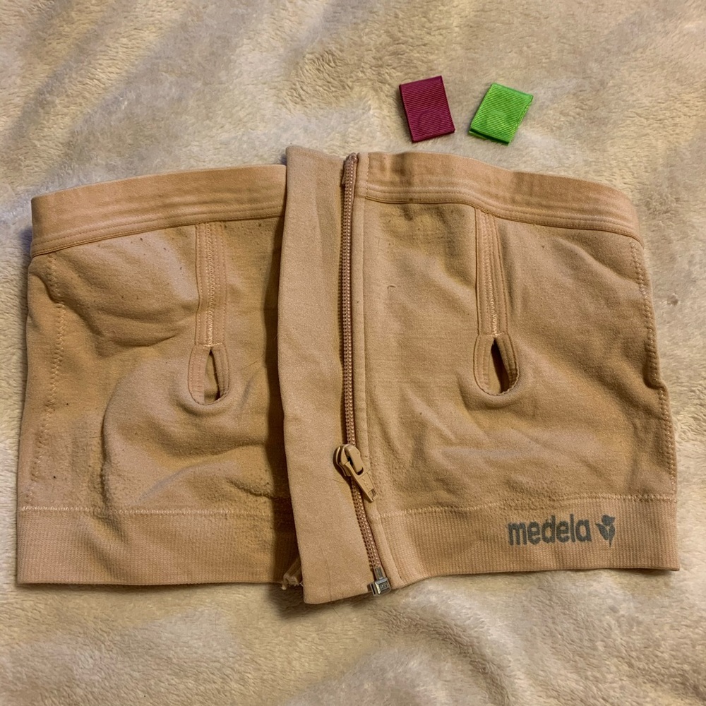 Pumping bra with magnetic nursing clips